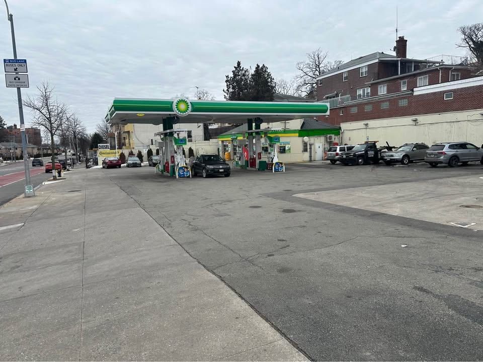 BP Gas Station, C-Store & 3-Bay Repair Shop, Queens–Nassau Border, photo 2 of 10