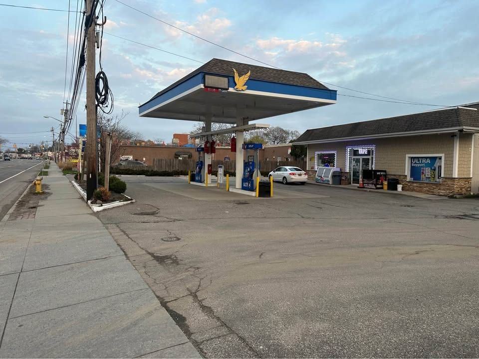 Unbranded Gas Station & C-Store with Real Estate, Suffolk County, photo 2 of 10