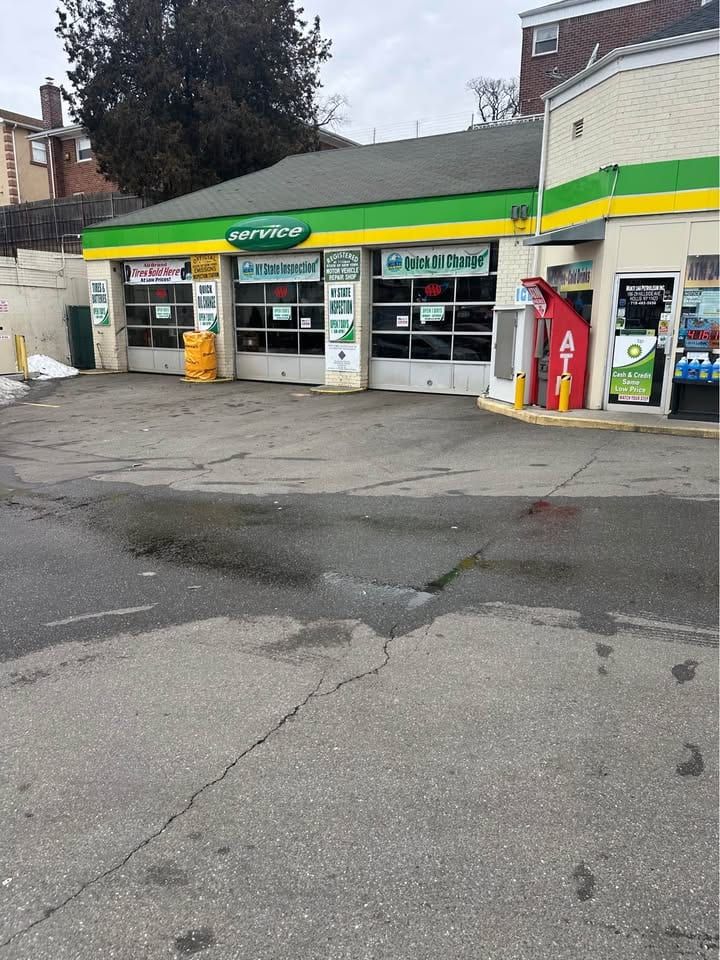 BP Gas Station, C-Store & 3-Bay Repair Shop, Queens–Nassau Border, photo 3 of 10