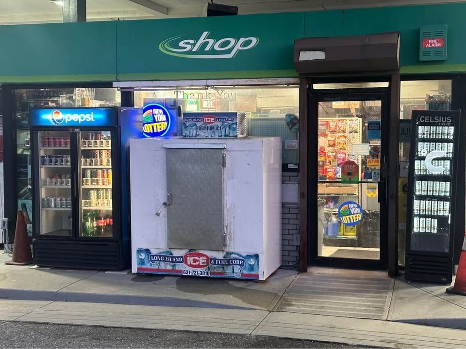 BP Gas Station & C-Store, Blue Point, photo 4 of 10