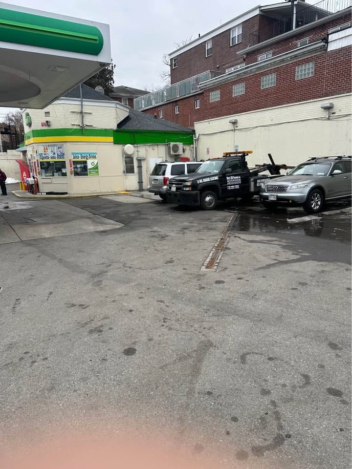 BP Gas Station, C-Store & 3-Bay Repair Shop, Queens–Nassau Border, photo 5 of 10