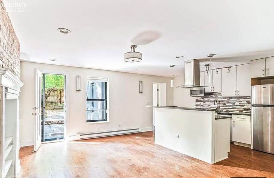 Hell's Kitchen Brownstone: 5 Free-Market Apartments, photo 8 of 18